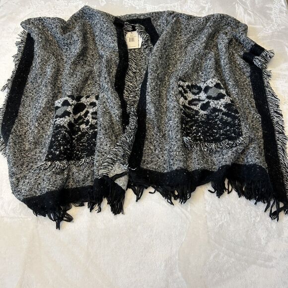Steve Madden Women's Ruana Wrap One Size Black Kimono Pockets Fringed NWT - Picture 4 of 7